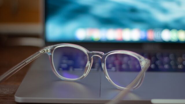 ブルーライトカット眼鏡は効果無し？日本眼科医会等の驚きの内容